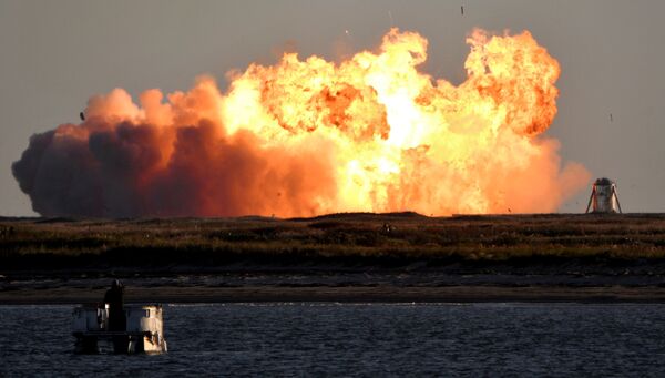 El cohete Starship de la compañía SpaceX explota al aterrizar. El prototipo no tripulado del cohete SN8 estaba llevando a cabo una prueba a gran altitud en Texas. Este es el tipo de naves espaciales que el fundador de la empresa, Elon Musk, tiene planeado utilizar para los vuelos a Marte. - Sputnik Mundo