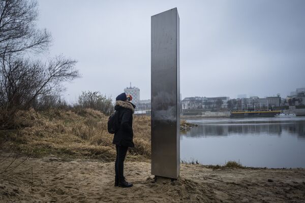 Un monolito misterioso aparece en las orillas del río Vístula, en Varsovia. Ya se han hallado alrededor de una decena de estos raros monumentos en EEUU, Rumania, Países o España. Aún se desconoce su origen o propósito, pero hay especulaciones de que son parte de una campaña colectiva de un artista de la 'nueva ola'. - Sputnik Mundo