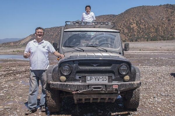 Sergio Salgado, presidente del club UAZ Chile y su UAZ Hunter - Sputnik Mundo