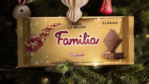 Un turrón de Suchard colgado de un árbol de Navidad - Sputnik Mundo