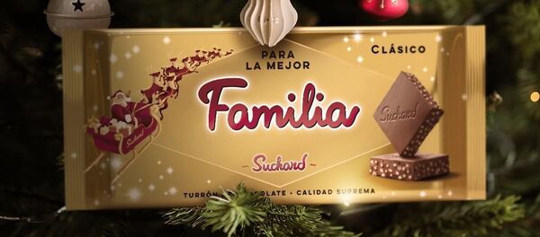 Un turrón de Suchard colgado de un árbol de Navidad - Sputnik Mundo