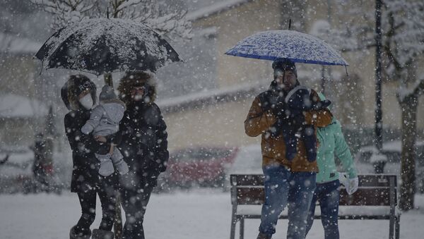 Temporal de nieve causante del desbordamiento de ríos en España - Sputnik Mundo