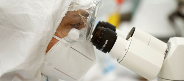 Una persona con traje protector con un microscopio - Sputnik Mundo