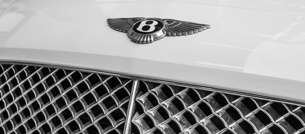 El logo de Bentley en la parte delantera de un automóvil de la marca - Sputnik Mundo