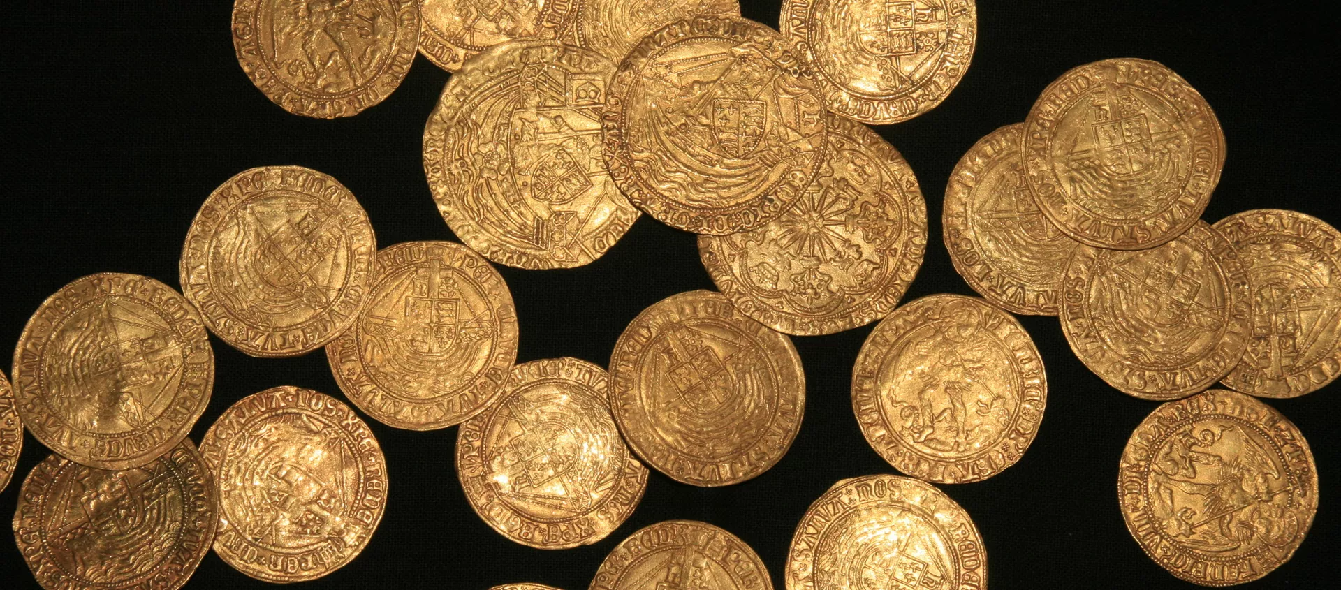 Unas monedas de oro de la época de la dinastía Tudor encontradas en un jardín en Inglaterra Unas monedas de oro de la época de la dinastía Tudor encontradas en un jardín en Inglaterra - Sputnik Mundo, 1920, 12.12.2020