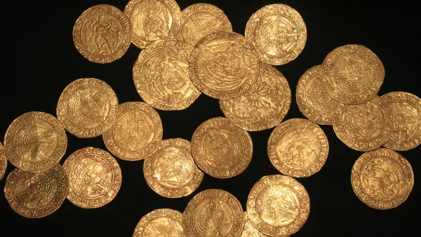 Unas monedas de oro de la época de la dinastía Tudor encontradas en un jardín en Inglaterra