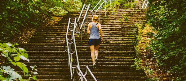 Una mujer sube las escaleras, imagen referencial - Sputnik Mundo