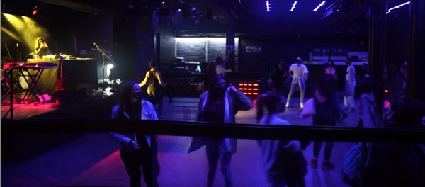 Barcelona prueba la efectividad de los test rápidos de COVID-19 con un concierto  - Sputnik Mundo