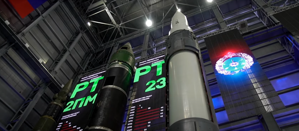 Un misil del complejo hipersónico ruso Avangard (a la derecha) - Sputnik Mundo