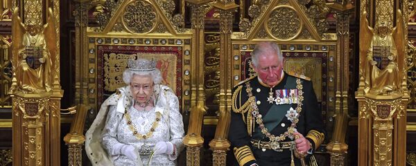 Isabel II junto a su hijo mayor, el príncipe Carlos - Sputnik Mundo