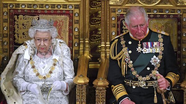 Isabel II junto a su hijo mayor, el príncipe Carlos - Sputnik Mundo