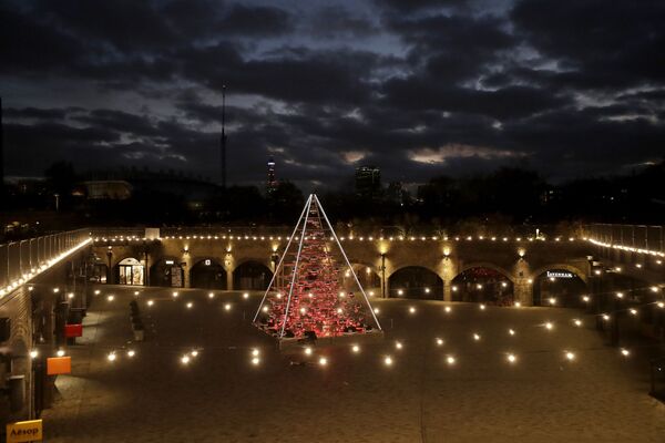 En el espacio público de Coal Drops Yard, en el distrito londinense de King's Cross, ha aparecido un árbol de Navidad llamado 'Terrarium Tree' (Árbol de terrarios). Es una construcción metálica de 8,5 metros de altura y consta de 70 pequeños terrarios con plantas que brillan con luces de diferentes colores por la noche. El dueño del árbol es la tienda Botanical Boys.  - Sputnik Mundo