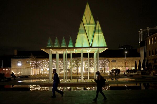 En Granary Square en Londres instalaron un diseño interactivo llamado 'Electric Nemeton Tree'. Sus creadores se inspiraron en la antigua cultura celta.   - Sputnik Mundo