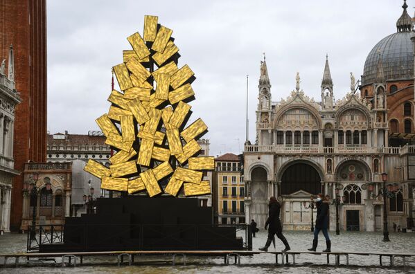 Un árbol de Navidad digital apareció en la plaza de San Marcos de Venecia. Está compuesto por más de 80 elementos que miden un metro por cincuenta centímetros. Según la idea del autor, Fabrizio Plessi de 80 años, la luz que cae del árbol simboliza la esperanza así como la unión de la tierra y el cielo durante las vacaciones de Navidad. - Sputnik Mundo