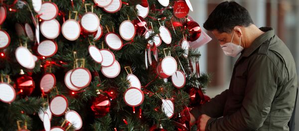 Un hombre con una mascarilla - Sputnik Mundo