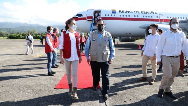 El canciller de Honduras, Lisandro Rosales, recibiendo a la reina Letizia de España - Sputnik Mundo