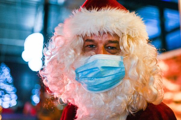 Dentro del parque de atracciones Wunderland Kalkar hay 40 instalaciones diferentes: montañas rusas enormes, una noria, tiovivos y cochecitos. En la foto: Santa Claus en una feria navideña en la antigua central nuclear. - Sputnik Mundo