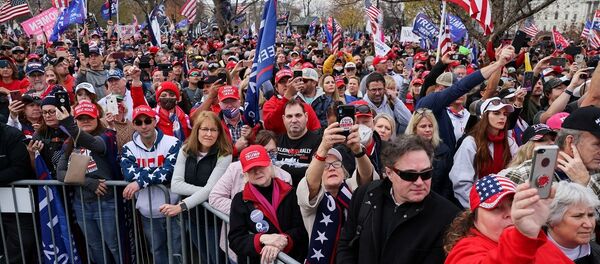 Los partidarios del presidente de EEUU, Donald Trump, se reúnen para protestar contra los resultados de las elecciones frente al edificio de la Corte Suprema, en Washington - Sputnik Mundo