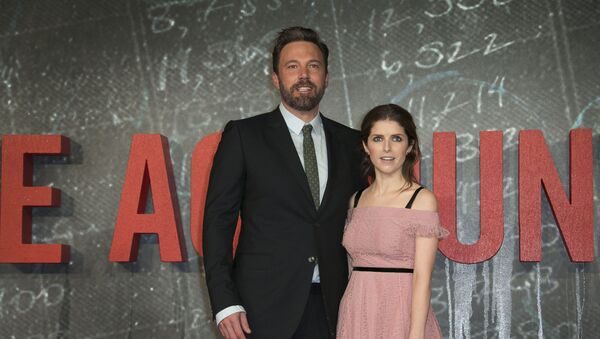 Ben Affleck y Anna Kendrick en la première de 'El Contable' en Londres - Sputnik Mundo