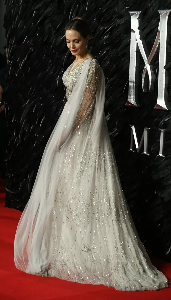Completando la lista de las 20 mujeres con más ingresos está Angelina Jolie con 35,5 millones de dólares. En la clasificación general, la actriz, productora y directora estadounidense de 45 años ocupó el penúltimo lugar siendo la número 99 de la lista de Forbes. - Sputnik Mundo