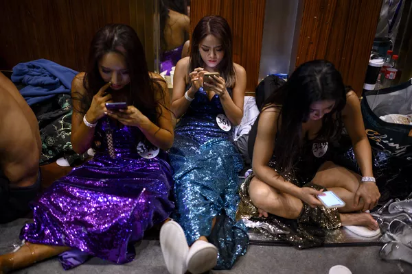 Según recordó Weider, no fue fácil conseguir que las mujeres participaran.En la foto: las competidoras de la Federación Internacional de Halterofilia (IWF) en la competición Pekín 2020 antes de subir al escenario. Según recordó Weider, no fue fácil conseguir que las mujeres participaran.En la foto: las competidoras de la Federación Internacional de Halterofilia (IWF) en la competición Pekín 2020 antes de subir al escenario. - Sputnik Mundo