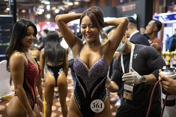 Participantes en la competición de culturismo de la Federación Internacional de Halterofilia (IWF) Pekín 2020 en la capital china antes de subir al escenario. Participantes en la competición de culturismo de la Federación Internacional de Halterofilia (IWF) Pekín 2020 en la capital china antes de subir al escenario. - Sputnik Mundo