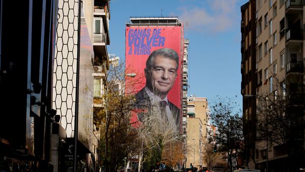 Cartel de Joan Laporta en las inmediaciones del estadio Santiago Bernabéu (Madrid) - Sputnik Mundo