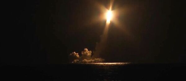 Lanzamiento de los misiles Bulava desde el submarino Vladimir Monomakh - Sputnik Mundo