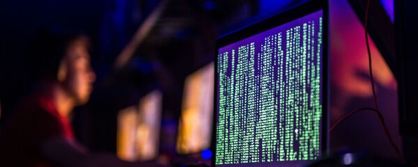 Una computadora portátil con una imagen del código fuente (imagen referencial) - Sputnik Mundo