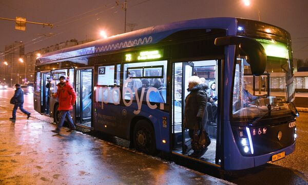 Los pasajeros de un 'electrobús' de Moscú - Sputnik Mundo