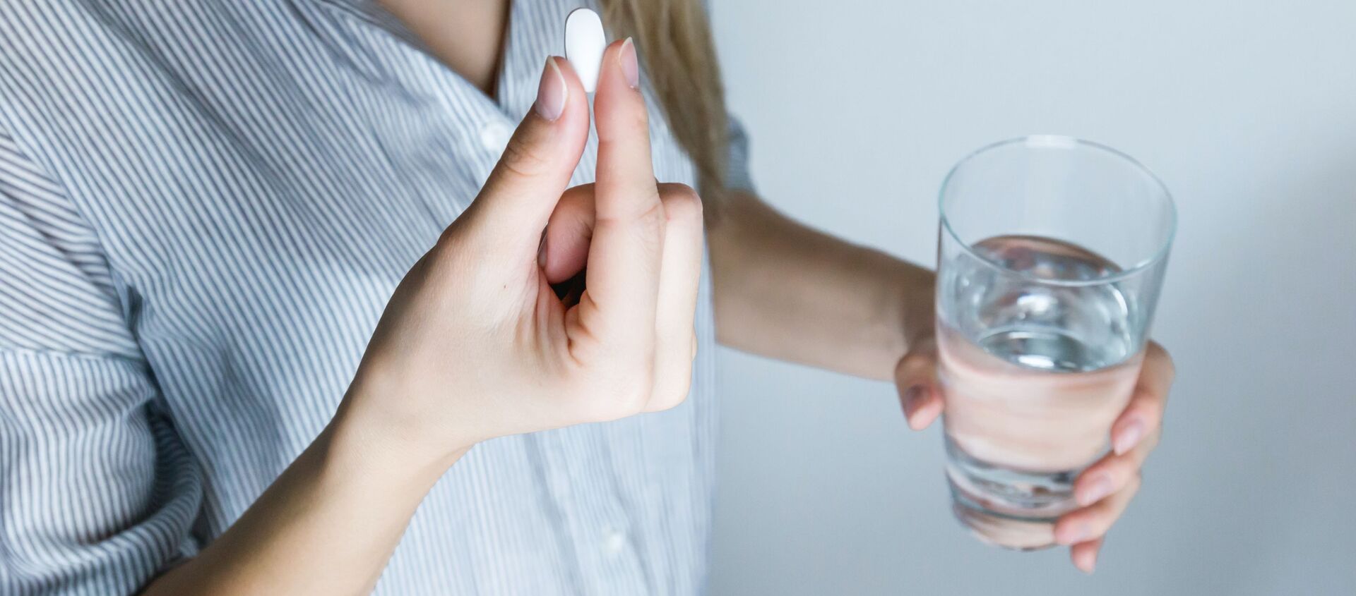 Una chica toma una pastilla, referencial - Sputnik Mundo, 1920, 16.12.2020