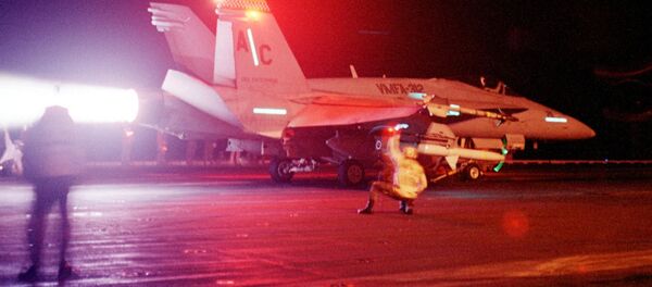 Un avión estadounidense F/A-18C Hornet durante la operación Zorro del Desierto - Sputnik Mundo