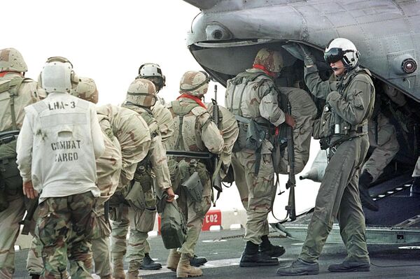 Efectivos del Cuerpo de Marines de EEUU durante la operación Zorro del Desierto - Sputnik Mundo