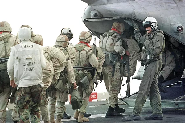 Efectivos del Cuerpo de Marines de EEUU durante la operación Zorro del Desierto Efectivos del Cuerpo de Marines de EEUU durante la operación Zorro del Desierto