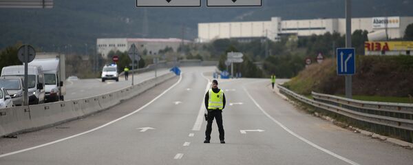 Un policía catalán en un control en una carretera de Cataluña - Sputnik Mundo