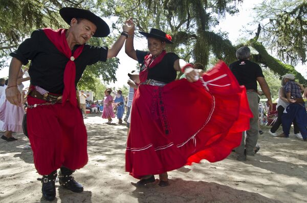 Bailanta en el Puente Pexoa en la 25.ª Fiesta Nacional del Chamamé - Sputnik Mundo