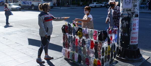 Mujer comprando un tapabocas en Montevideo, Uruguay - Sputnik Mundo