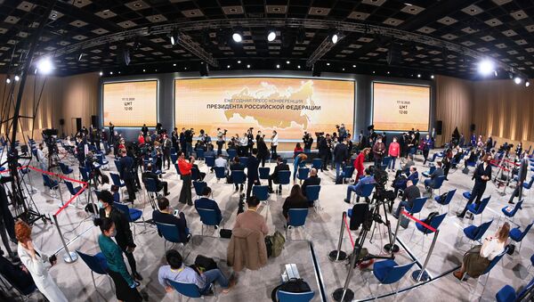 Los periodistas esperan la inauguración de la rueda de prensa anual de Vladímir Putin Los periodistas esperan la inauguración de la rueda de prensa anual de Vladímir Putin - Sputnik Mundo