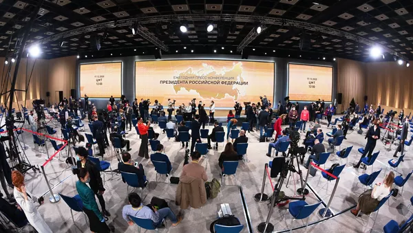 Los periodistas esperan la inauguración de la rueda de prensa anual de Vladímir Putin - Sputnik Mundo