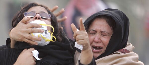 Пострадавшие от слезоточивого газа участницы антиправительственного протеста в деревне Абу-Вайба в Бахрейне, 2011 год - Sputnik Mundo