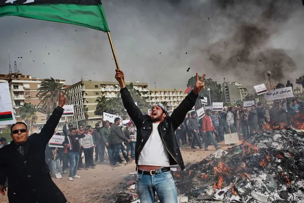 Desde Túnez, la ola de disturbios se extendió a Argelia, Jordania, Egipto y Yemen antes de llegar a otros países. En la foto: Residentes de Bengasi, Libia, queman retratos de Muammar Gaddafi, carteles con sus citas y el 'Libro Verde' - 2 de marzo de 2011. Desde Túnez, la ola de disturbios se extendió a Argelia, Jordania, Egipto y Yemen antes de llegar a otros países. En la foto: Residentes de Bengasi, Libia, queman retratos de Muammar Gaddafi, carteles con sus citas y el 'Libro Verde' - 2 de marzo de 2011. - Sputnik Mundo