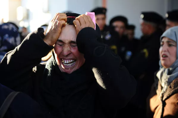 La Primavera Árabe comenzó el 17 de diciembre de 2010 con la autoinmolación de Mohamed Bouazizi, un comerciante de verduras tunecino de la localidad de Sidi Bouzid, en protesta contra la corrupción policial. Esto desencadenó una serie de acontecimientos dramáticos, y a veces trágicos, en Oriente Medio y África septentrional. En la foto: manifestantes frente a la prefectura de Sidi Bouzid, 10 de enero de 2011. La Primavera Árabe comenzó el 17 de diciembre de 2010 con la autoinmolación de Mohamed Bouazizi, un comerciante de verduras tunecino de la localidad de Sidi Bouzid, en protesta contra la corrupción policial. Esto desencadenó una serie de acontecimientos dramáticos, y a veces trágicos, en Oriente Medio y África septentrional. En la foto: manifestantes frente a la prefectura de Sidi Bouzid, 10 de enero de 2011. - Sputnik Mundo