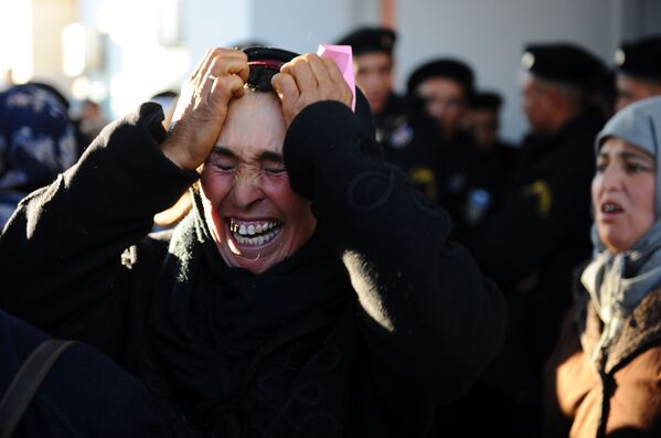 La Primavera Árabe comenzó el 17 de diciembre de 2010 con la autoinmolación de Mohamed Bouazizi, un comerciante de verduras tunecino de la localidad de Sidi Bouzid, en protesta contra la corrupción policial. Esto desencadenó una serie de acontecimientos dramáticos, y a veces trágicos, en Oriente Medio y África septentrional. En la foto: manifestantes frente a la prefectura de Sidi Bouzid, 10 de enero de 2011. - Sputnik Mundo