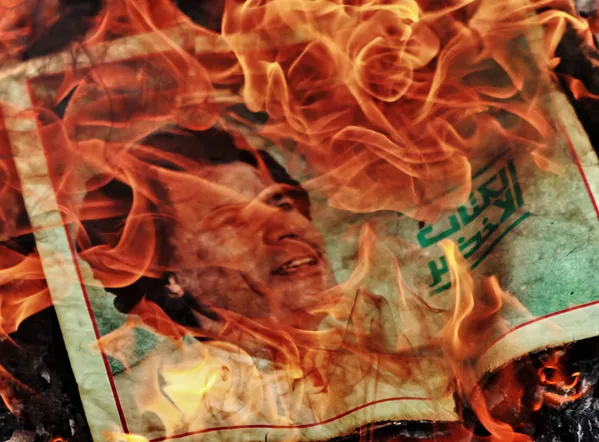 A partir de mayo de 2012 las revoluciones consiguieron derrocar a los jefes de Estado Túnez, Egipto, Libia y Yemen. En la foto: Los manifestantes queman un retrato del líder libio Muammar Gaddafi - 2 de marzo de 2011. A partir de mayo de 2012 las revoluciones consiguieron derrocar a los jefes de Estado Túnez, Egipto, Libia y Yemen. En la foto: Los manifestantes queman un retrato del líder libio Muammar Gaddafi - 2 de marzo de 2011. - Sputnik Mundo