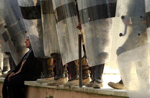 Una mujer de la tercera edad durante las protestas en la plaza Tahrir de Bagdad, Irak - 18 de marzo de 2011. - Sputnik Mundo