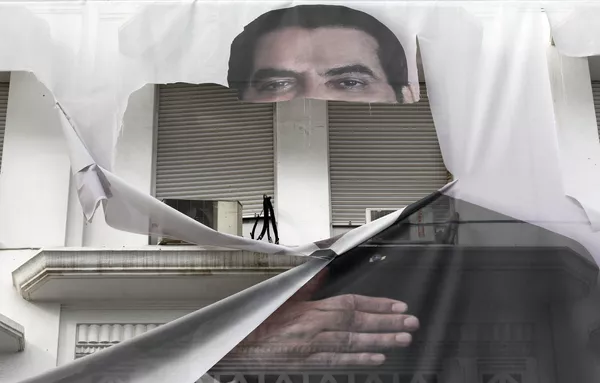 El entonces presidente de Túnez, Zine El Abidine Ben Ali, huyó a Arabia Saudí junto a su familia luego de que fuera forzado a dimitir el 14 de enero de 2011. En la foto: un cartel rasgado con la imagen del presidente tunecino Zine El Abidine Ben Ali - 16 de enero de 2011. El entonces presidente de Túnez, Zine El Abidine Ben Ali, huyó a Arabia Saudí junto a su familia luego de que fuera forzado a dimitir el 14 de enero de 2011. En la foto: un cartel rasgado con la imagen del presidente tunecino Zine El Abidine Ben Ali - 16 de enero de 2011. - Sputnik Mundo