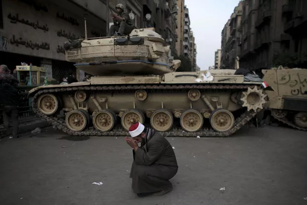 En Egipto, el presidente Hosni Mubarak terminó su presidencia de 30 años al dimitir el 11 de febrero de 2011, después de 18 días de protestas masivas. En la foto: un religioso musulmán llora cerca de un tanque del Ejército en la plaza Tahrir en El Cairo, Egipto - 2 de febrero de 2011. En Egipto, el presidente Hosni Mubarak terminó su presidencia de 30 años al dimitir el 11 de febrero de 2011, después de 18 días de protestas masivas. En la foto: un religioso musulmán llora cerca de un tanque del Ejército en la plaza Tahrir en El Cairo, Egipto - 2 de febrero de 2011. - Sputnik Mundo