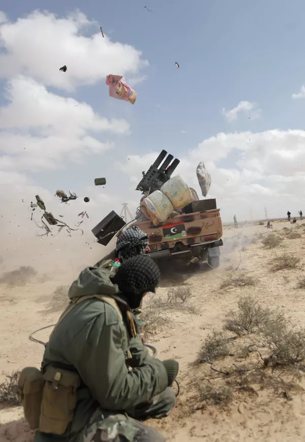 El líder libio Muammar Gaddafi tuvo que escapar el 23 de agosto de 2011, ya que un día antes las tropas opositoras obtuvieron el control total de la capital. Aún así el líder libio continuó gobernando desde su ciudad natal, Sirte, donde fue brutalmente asesinado el 20 de octubre de 2011. En la foto: un rebelde libio dispara a las tropas del Gobierno cerca de la localidad de Brega en el este de Libia - 31 de marzo de 2011. El líder libio Muammar Gaddafi tuvo que escapar el 23 de agosto de 2011, ya que un día antes las tropas opositoras obtuvieron el control total de la capital. Aún así el líder libio continuó gobernando desde su ciudad natal, Sirte, donde fue brutalmente asesinado el 20 de octubre de 2011. En la foto: un rebelde libio dispara a las tropas del Gobierno cerca de la localidad de Brega en el este de Libia - 31 de marzo de 2011. - Sputnik Mundo