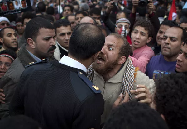 En Egipto, las protestas masivas terminaron en enfrentamientos con la policía. Estos disturbios dejaron cerca de mil muertos. En la foto: un manifestante discute con un oficial de policía en la Plaza Tahrir de El Cairo - 13 de febrero de 2011. En Egipto, las protestas masivas terminaron en enfrentamientos con la policía. Estos disturbios dejaron cerca de mil muertos. En la foto: un manifestante discute con un oficial de policía en la Plaza Tahrir de El Cairo - 13 de febrero de 2011. - Sputnik Mundo