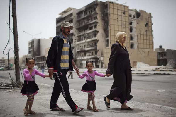 Libia, donde al menos 50.000 personas murieron durante la Primavera Árabe y la posterior intervención extranjera, sigue dividida, carece de un gobierno unificado y tiene tropas y mercenarios extranjeros en su territorio desde el asesinato de Gaddafi. En la foto: una familia en una calle de Trípoli - 22 de mayo de 2011. Libia, donde al menos 50.000 personas murieron durante la Primavera Árabe y la posterior intervención extranjera, sigue dividida, carece de un gobierno unificado y tiene tropas y mercenarios extranjeros en su territorio desde el asesinato de Gaddafi. En la foto: una familia en una calle de Trípoli - 22 de mayo de 2011. - Sputnik Mundo